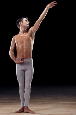 siyah arka plan üzerine yakışıklı klasik dansçı