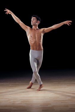 siyah arka plan üzerine yakışıklı klasik dansçı