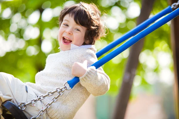 güzel erkek çocuk oyunundan bir parkta salıncak 