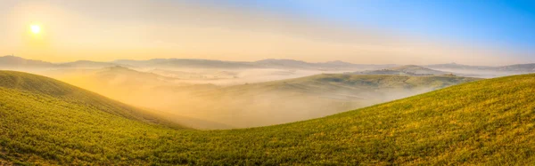 Tuscany búza mező panoráma napkeltekor — Stock Fotó
