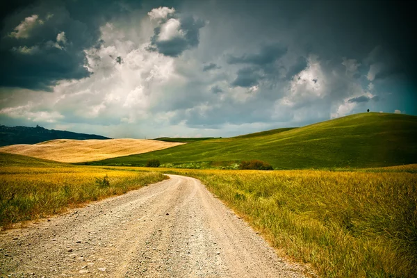 Tuscany tarwe veld heuvel na een storm — Stockfoto