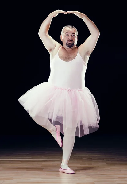 Divertida bailarina clásica gorda sobre fondo negro — Foto de Stock