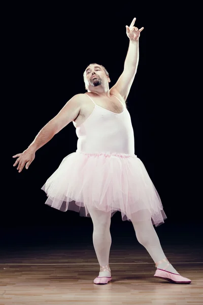 Vicces kövér klasszikus táncos fekete háttér — Stock Fotó