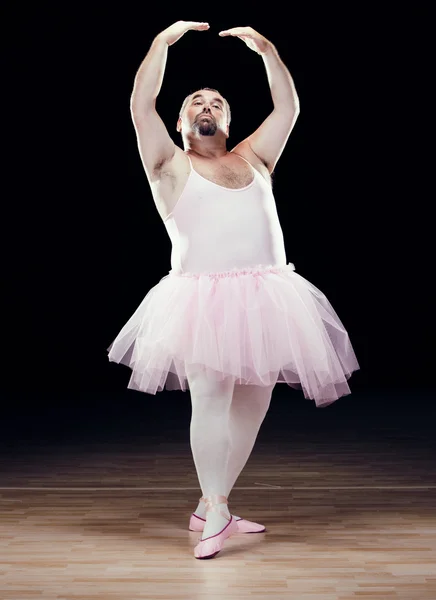 Divertida bailarina clásica gorda sobre fondo negro —  Fotos de Stock