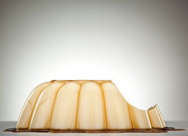 yarısı dolu karamelli puding