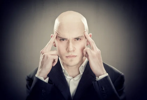 Hombre de pensamiento duro retrato estrés su cabeza en busca de idea —  Fotos de Stock