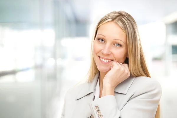 Европейская кавказская блондинка счастливая деловая женщина портрет в офисе — стоковое фото
