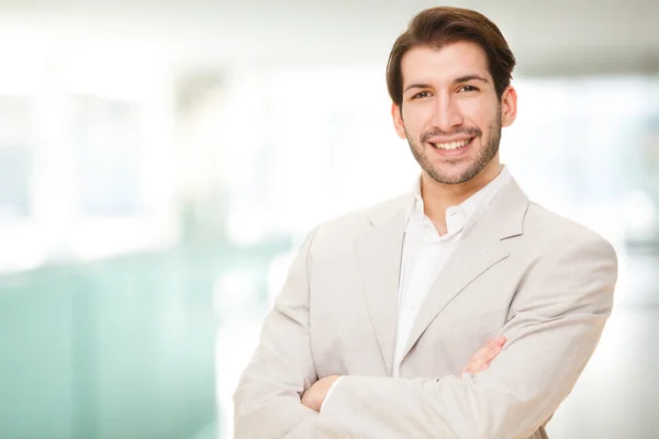 Europese Kaukasische brunette gelukkig business man portret op kantoor — Stockfoto