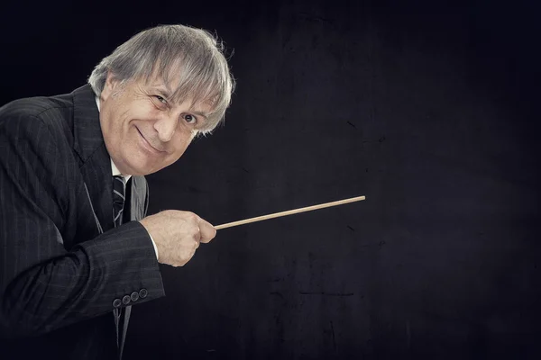 Wahnsinnige kaukasische Professor oder Geschäftsmann Punkt-Stick auf Tafel mit Kopierraum — Stockfoto