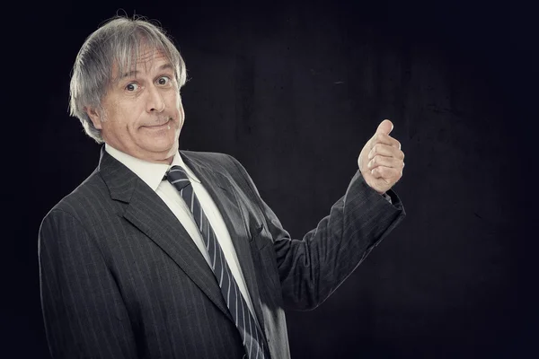 Galna kaukasiska professor eller affärsman peka finger på blackboard med kopia utrymme — Stockfoto
