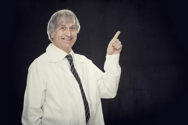 Pazzo professore caucasico o scienziato punta il dito sulla lavagna con spazio di copia — Foto Stock