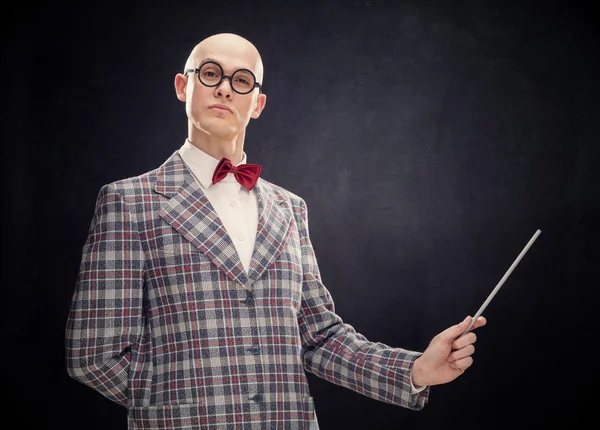 Calvo profesor o profesor caucásico con lazo y gafas palo de punto de corbata en pizarra con espacio para copiar — Foto de Stock