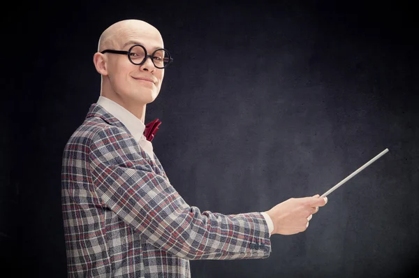 Calvo profesor o profesor caucásico con lazo y gafas palo de punto de corbata en pizarra con espacio para copiar — Foto de Stock