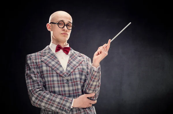 Professor branco careca ou professor com arco e óculos empate ponto stick no quadro negro com espaço de cópia — Fotografia de Stock