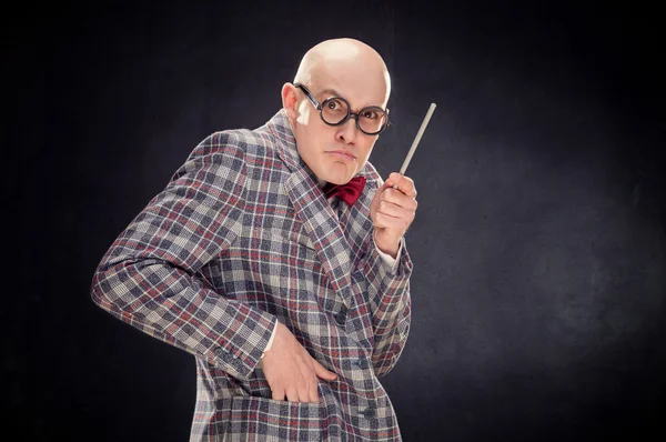 Kopasz kaukázusi professzor vagy tanár, íj és szemüveg nyakkendő pont bottal a másol hely tábla — Stock Fotó