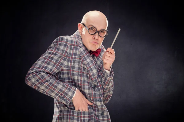 Calvo profesor o profesor caucásico con lazo y gafas palo de punto de corbata en pizarra con espacio para copiar —  Fotos de Stock