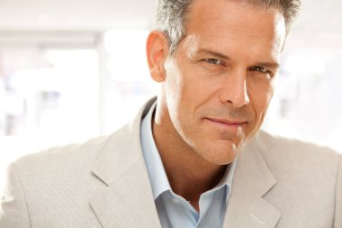 yakışıklı gülümseyen iş adamı bakışları portre-ofis