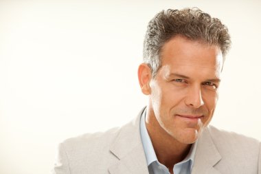 yakışıklı gülümseyen iş adamı bakışları portre üzerinde beyaz izole