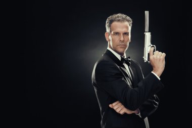 zarif adam papyon ve siyahta izole silah