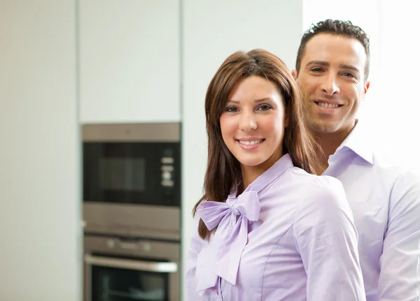 Jeune couple heureux amoureux dans la cuisine de la maison — Photo