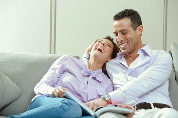Jovem casal feliz relaxar no sofá em casa — Fotografia de Stock