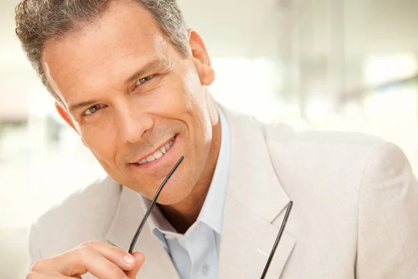 Bel homme d'affaires souriant avec des lunettes portrait au bureau — Photo