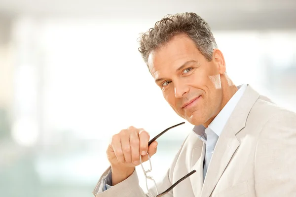 Bel homme d'affaires souriant avec des lunettes portrait au bureau — Photo