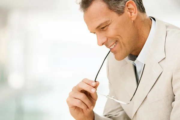 Bonito sorridente empresário com óculos retrato no escritório — Fotografia de Stock