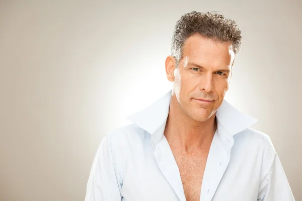 Hombre guapo con retrato de camisa aislado en gris — Foto de Stock