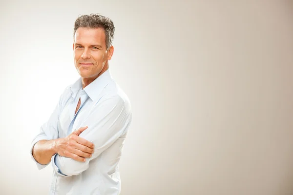 Hombre guapo con retrato de camisa aislado en gris — Foto de Stock