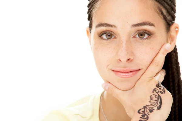 Bela mulher jovem temor com retrato de tatuagem isolado no branco — Fotografia de Stock
