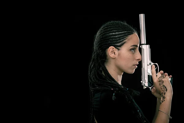 Vacker dread ung kvinna med pistol porträtt isolerade på svart — Stockfoto