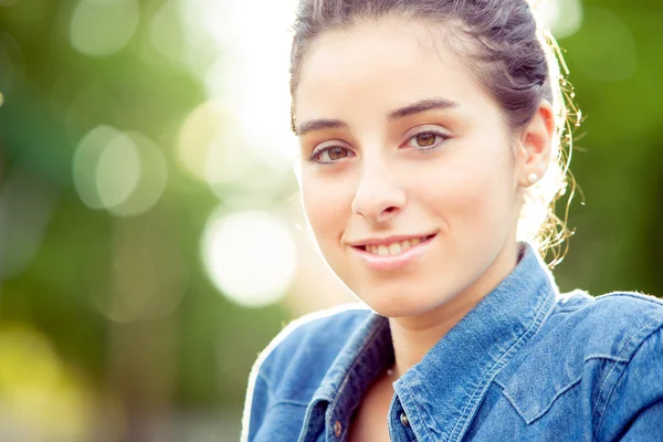 Bella ragazza riccia ritratto al tramonto in un giardino — Foto Stock