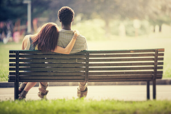 молодая многонациональная пара веселится вместе в парке
