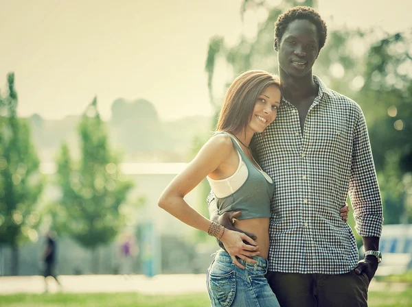 Jeune couple multi-ethnique s'amuser ensemble au parc — Photo