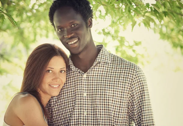 Unga multietniska paret ha kul tillsammans på park — Stockfoto