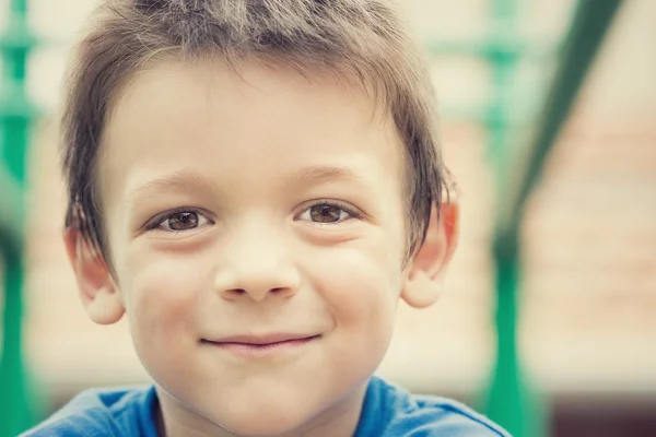 Jonge lachende mannelijk kind portret buiten — Stockfoto