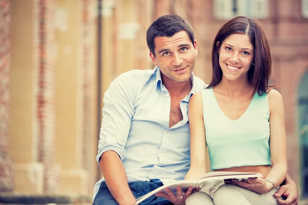 Young brunette couple having fun together at park — Stock Photo, Image