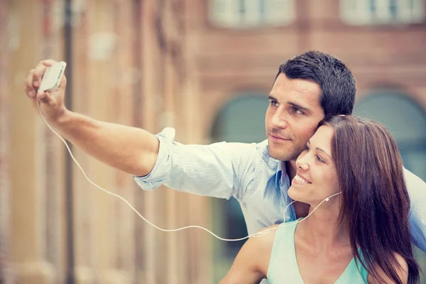 Joven morena pareja divertirse juntos con música en parque — Foto de Stock