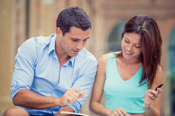 Joven morena pareja estudio juntos en parque — Foto de Stock