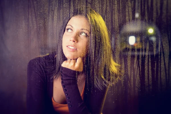 Romantique jeune femme regarde la pluie par la fenêtre — Photo