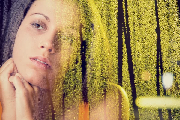 Romantique jeune femme regarde la pluie par la fenêtre — Photo