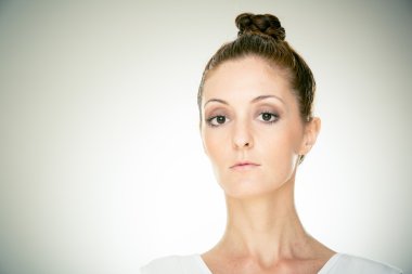 gri izole chignon topuz portre ile esmer kadın