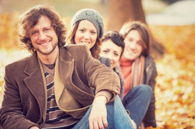 Arkadaşlar eğlenmeye parkta sonbaharda grup