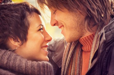 sonbahar Park'ta aşık Romantik Çift