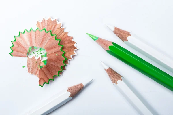 Белый и зеленый карандаш заточки близко изолированы на белом — стоковое фото