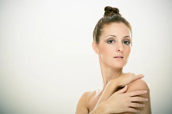 Morena mujer con chignon bollo retrato aislado en gris — Foto de Stock