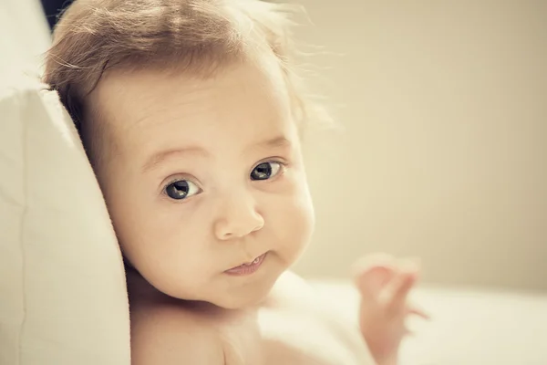 Lachende baby kind portret ontspannen op de Bank thuis — Stockfoto