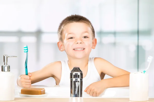 Spazzolone per bambini sorridente in bagno — Foto Stock