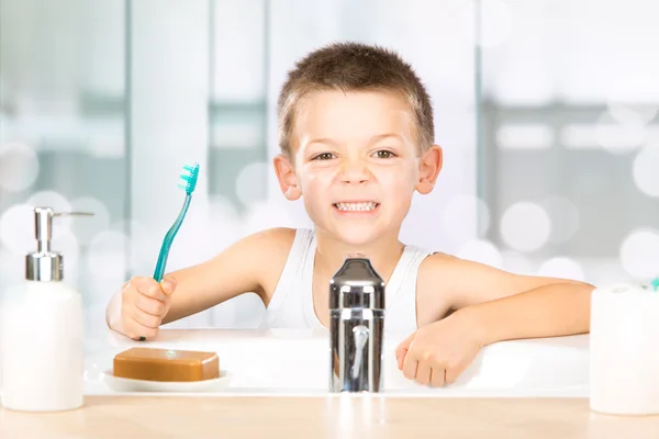 Spazzolone per bambini sorridente in bagno — Foto Stock